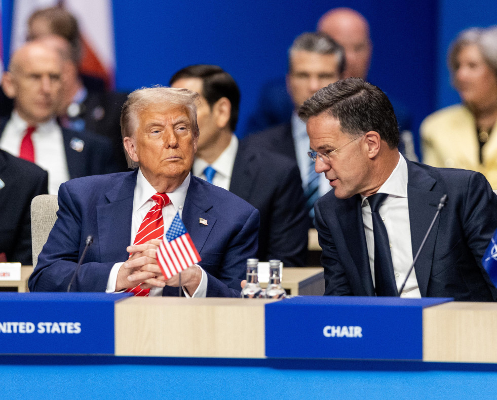 Trump escucha a Ruttte durante la cumbre de la OTAN