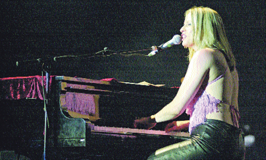 Hace 25 años | La cantante Vonda Shepard actuó en el Coliseum y solo faltó Ally McBeal