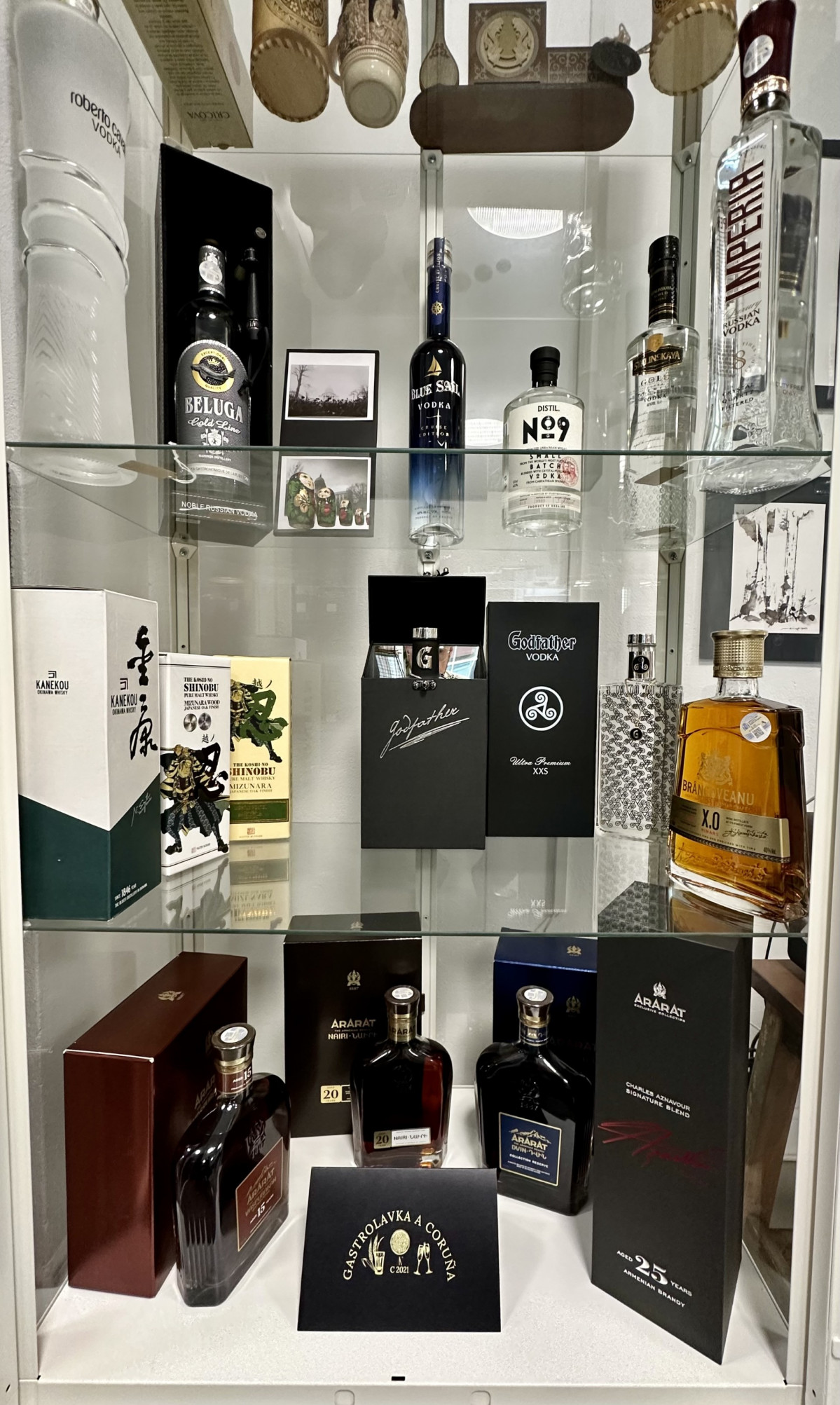 Algunos de los vodkas y brandis que ofrece Gastrolavka