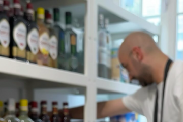 Brais Pérez, al frente de Gastrolavka, entre estanterías donde conviven vodka, kéfir y pan de centeno