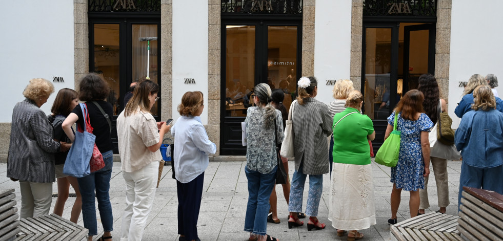 Colas en el primer día de rebajas de verano en  A Coruña