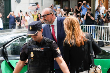MADRID, 23/06/2025.- El exasesor del exministro de Transportes José Luis Ábalos, Koldo García (c), a su salida del Tribunal Supremo en Madrid, este lunes. El magistrado del Tribunal Supremo Leopold