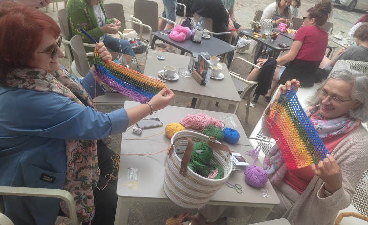 Denuncian la retirada de las dos enseñas arcoiris colocadas por el Clube de Croché de Betanzos en Lanzós
