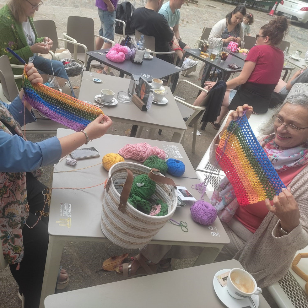 Denuncian la retirada de las dos enseñas arcoiris colocadas por el Clube de Croché de Betanzos en Lanzós