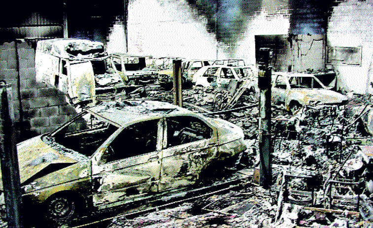 Hace 25 años | Un incendio intencionado calcina 40 vehículos y un almacén en Betanzos