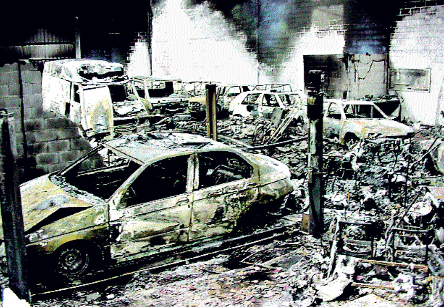 Hace 25 años | Un incendio intencionado calcina 40 vehículos y un almacén en Betanzos