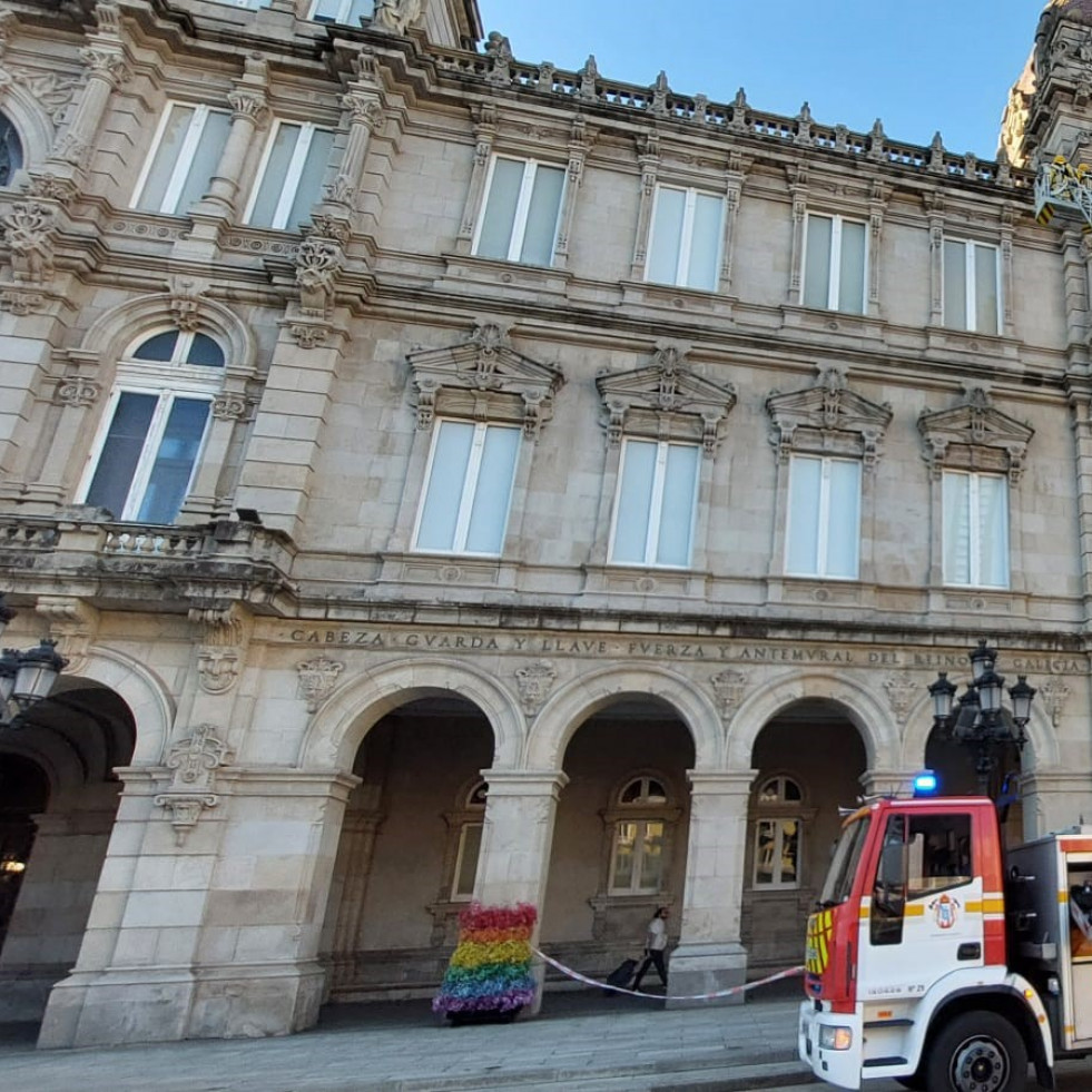Los bomberos retiran un nido de velutinas en el Ayuntamiento de A Coruña