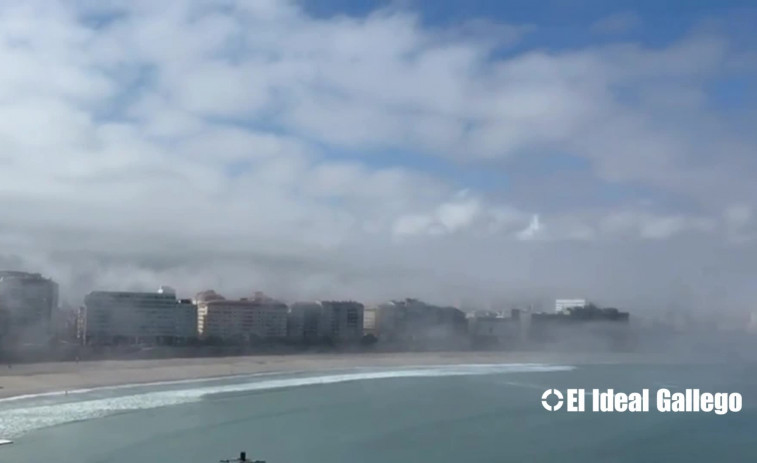 ¿Dónde está A Coruña?: la ciudad desaparece bajo un manto de niebla