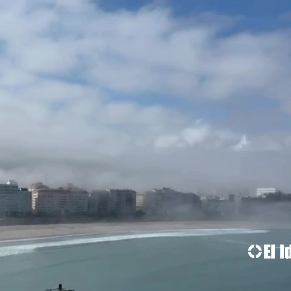 ¿Dónde está A Coruña?: la ciudad desaparece bajo un manto de niebla
