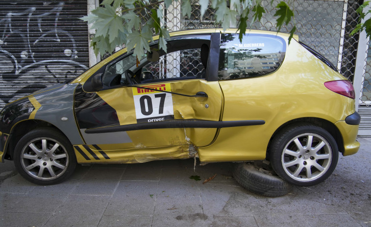 Un coche tuneado se estrella contra un árbol en la ronda de Nelle