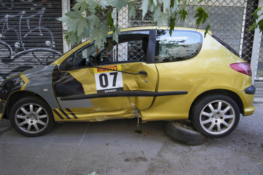 Un coche tuneado se estrella contra un árbol en la ronda de Nelle