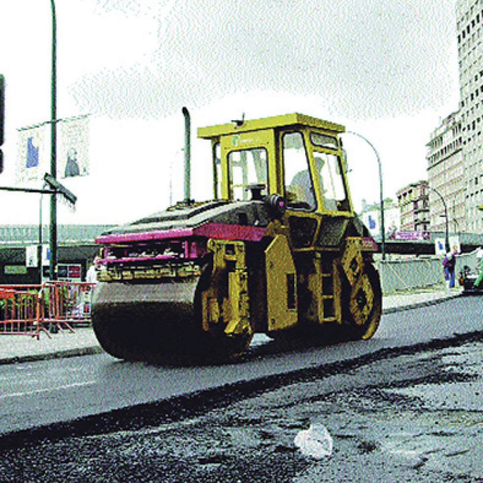 Hace 25 años |  Comienza el asfaltado de la cubierta del aparcamiento de Linares Rivas