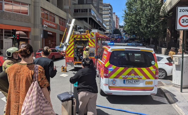 Dos evacuados en A Coruña tras arder su vivienda