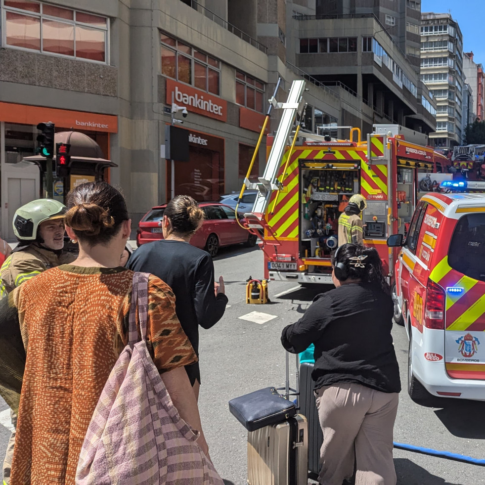 Dos evacuados en A Coruña tras arder su vivienda