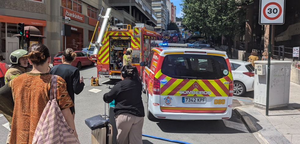 Dos evacuados en A Coruña tras arder su vivienda