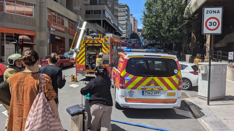 Dos evacuados en A Coruña tras arder su vivienda