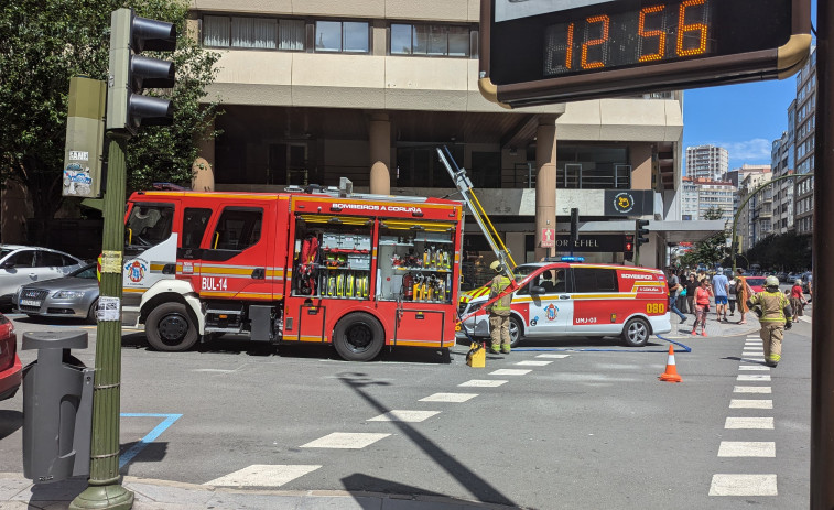 Un incendio eléctrico obliga a evacuar la tienda Cortefiel de Juan Flórez en A Coruña