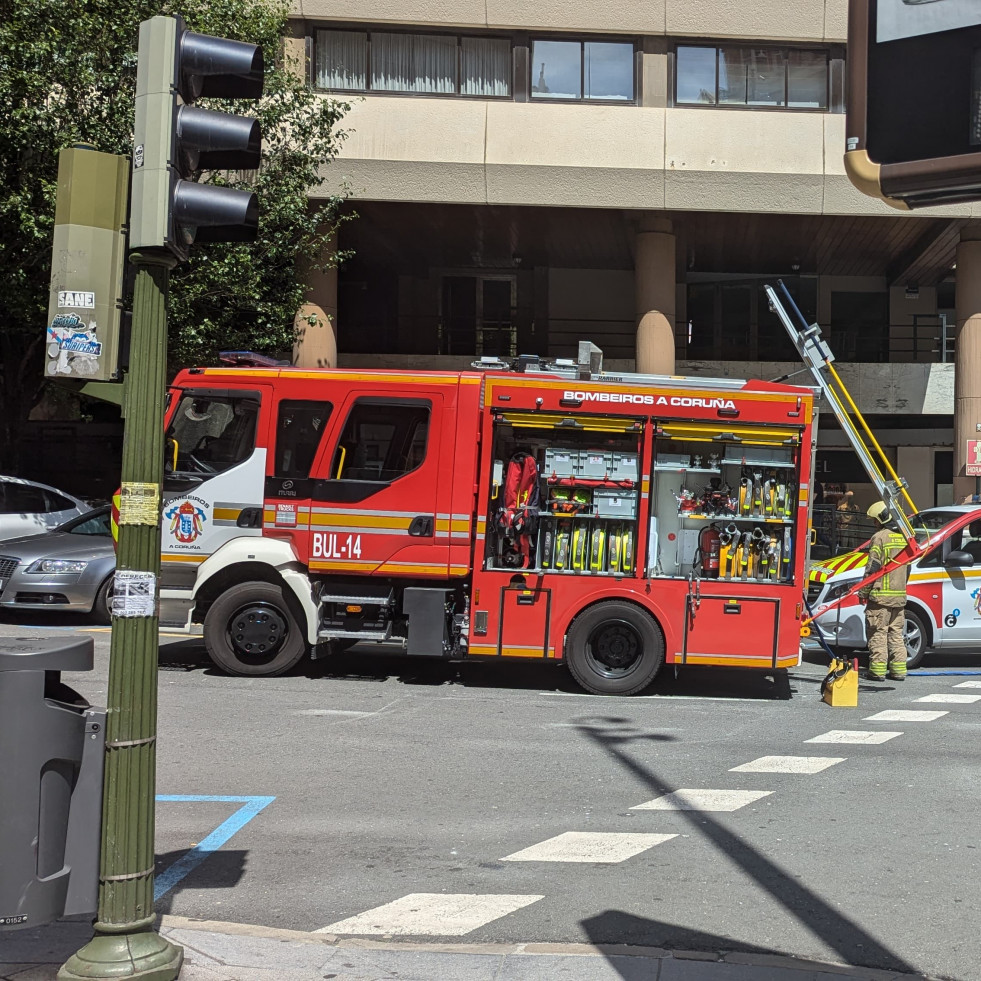Un incendio eléctrico obliga a evacuar la tienda Cortefiel de Juan Flórez en A Coruña