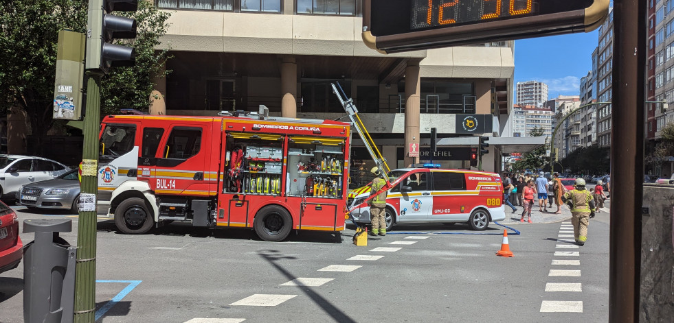 Un incendio eléctrico obliga a evacuar la tienda Cortefiel de Juan Flórez en A Coruña