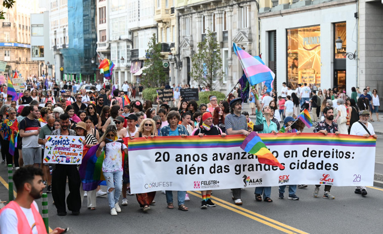 El Orgullo de A Coruña reivindica los 20 años del matrimonio igualitario en una marcha con 1.400 personas