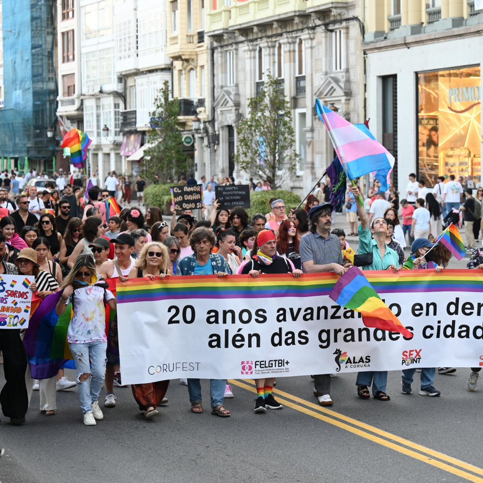 El Orgullo de A Coruña reivindica los 20 años del matrimonio igualitario en una marcha con 1.400 personas
