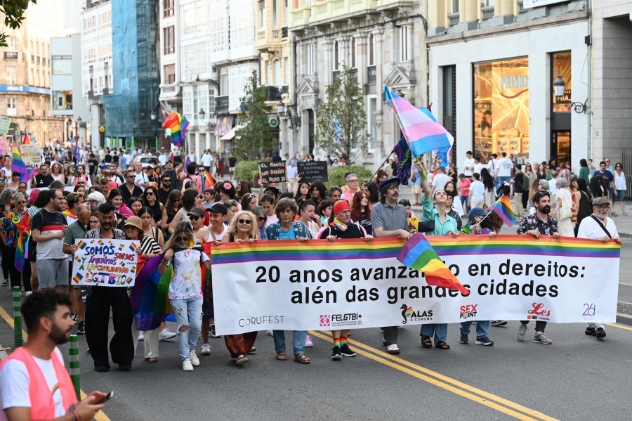 El Orgullo de A Coruña reivindica los 20 años del matrimonio igualitario en una marcha con 1.400 personas