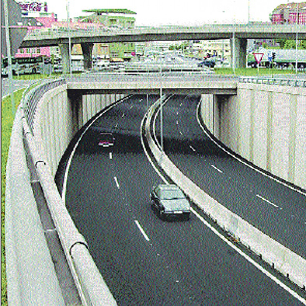 Hace 25 años | El Ministerio de Fomento abre al tráfico el paso inferior del puente de El Pasaje