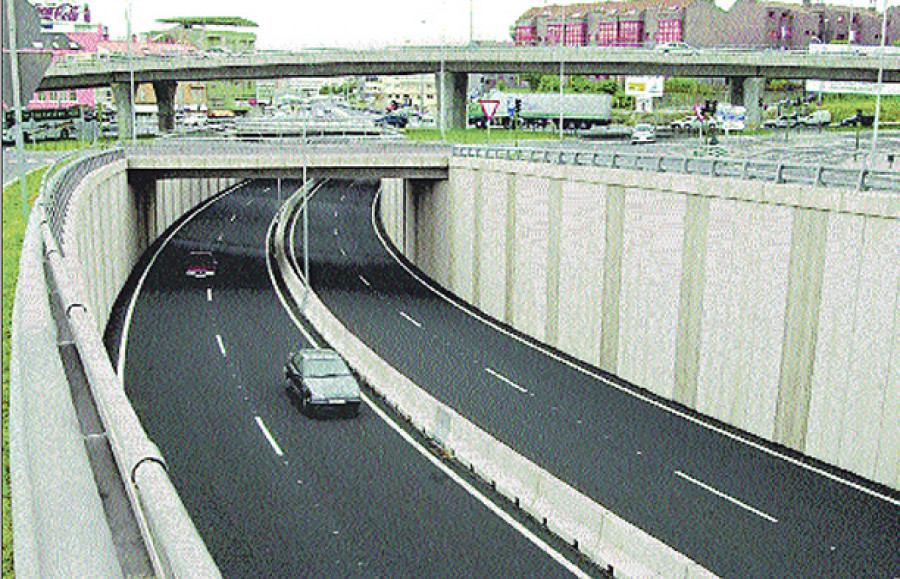 Hace 25 años | El Ministerio de Fomento abre al tráfico el paso inferior del puente de El Pasaje