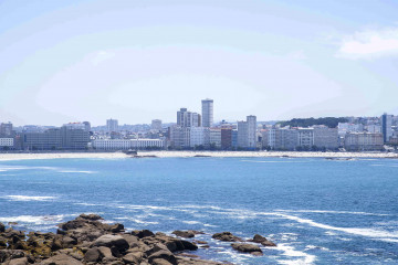 Vistas desde el Aquarium Finisterrae del skyline de la ciudad, dominado por la Torre Hercón, en el centro  carlota blanco