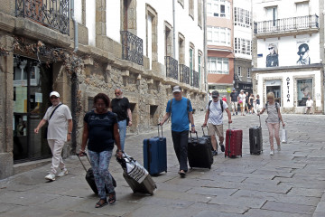 Turistas con maletas por el centro de la ciudad  quintana