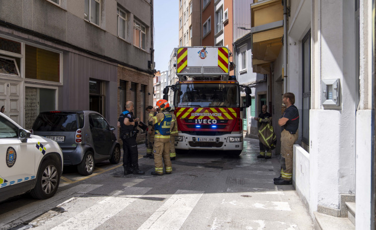 Los Bomberos de A Coruña extinguen un incendio en la calle Marconi
