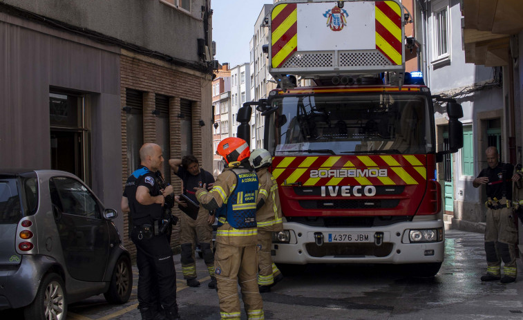Los Bomberos de A Coruña sofocan un incendio en un garaje de San Roque de Afuera