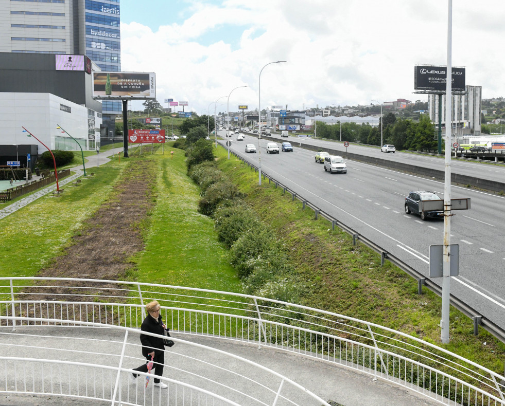 Una persona camina por una pasarela ante una avenida de Alfonso Molina con menos circulación de lo habitual  Archivo El Ideal Ga