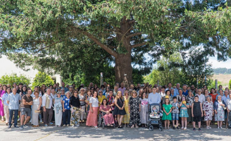 El CEIP de Tarrío rinde homenaje a su directora, Ana Liñares, por su jubilación