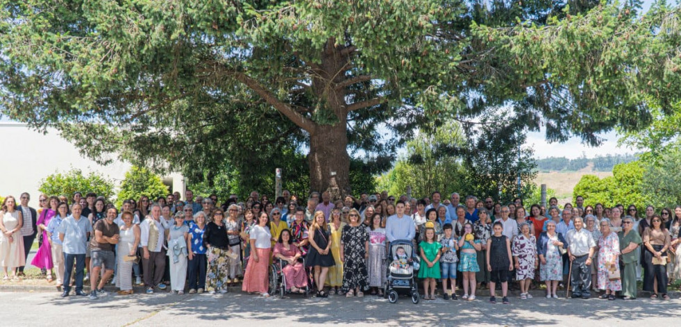 El CEIP de Tarrío rinde homenaje a su directora, Ana Liñares, por su jubilación