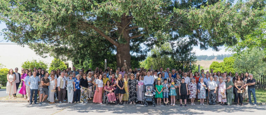 El CEIP de Tarrío rinde homenaje a su directora, Ana Liñares, por su jubilación