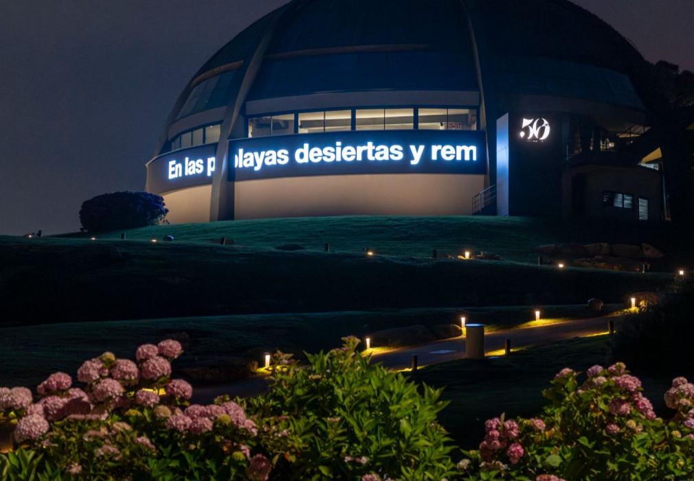 Zara inaugura en el Monte de San Pedro una gran instalación cinética de la artista Es Devlin por su 50 aniversario