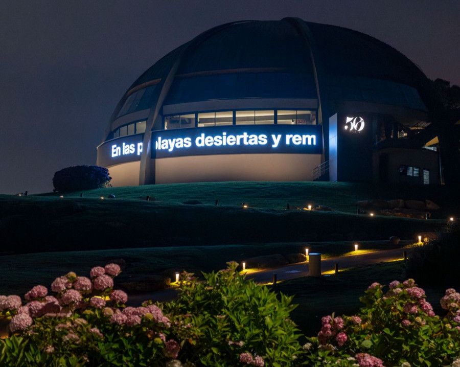 Zara inaugura en el Monte de San Pedro una gran instalación cinética de la artista Es Devlin por su 50 aniversario