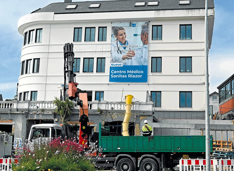 El nuevo centro médico de Sanitas en Riazor ya luce cartel  pedro puig
