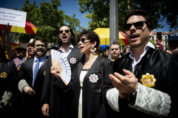 Un grupo de jueces participa en una concentración de protesta ante el Tribunal Supremo