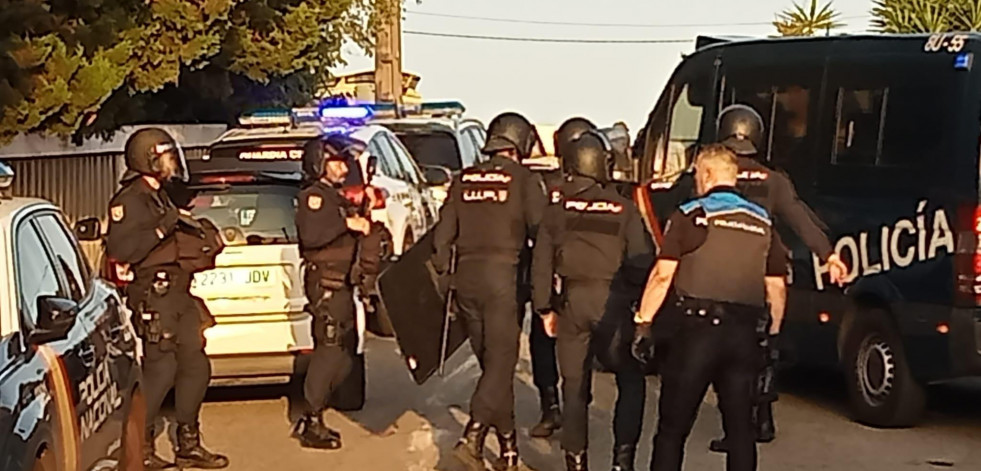 Un muerto y dos heridos graves en una pelea multitudinaria de clanes rivales en Ribeira