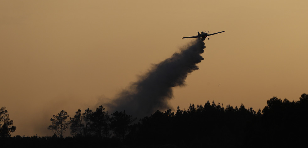 Controlados dos incendios en Pantón y Monforte tras arrasar algo más de 18 hectáreas