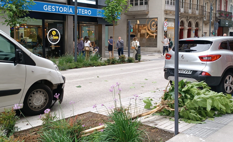 Un vehículo choca contra un árbol y otro coche en San Andrés