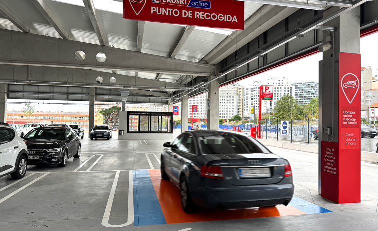 El Eroski de Xuxán estrena servicio de click&drive para recoger las compras sin bajarse del coche