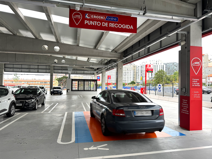El Eroski de Xuxán estrena servicio de click&drive para recoger las compras sin bajarse del coche