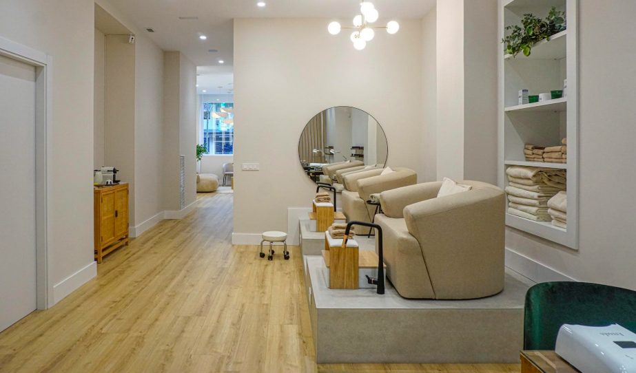 La zona de pedicura y manicura en Jomay Beauty ofrece un ambiente relajante