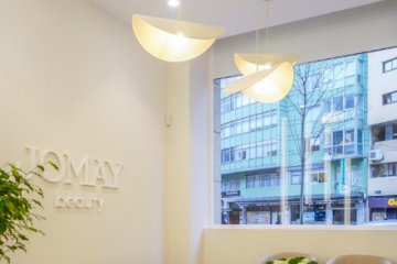 La entrada de Jomay Beauty recibe a sus clientes con un ambiente cálido y acogedor, donde la belleza comienza desde el primer momento