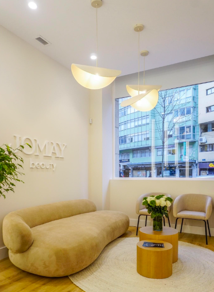 La entrada de Jomay Beauty recibe a sus clientes con un ambiente cálido y acogedor, donde la belleza comienza desde el primer momento