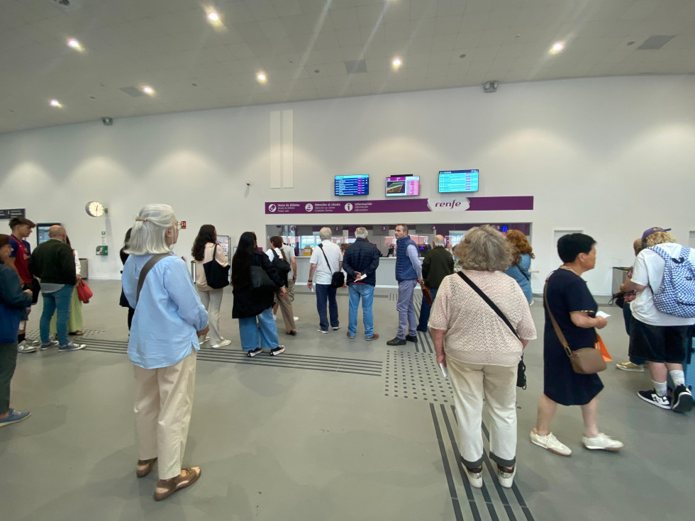 Colas en la estación de A Coruña para conseguir los abonos bonificados  (1)