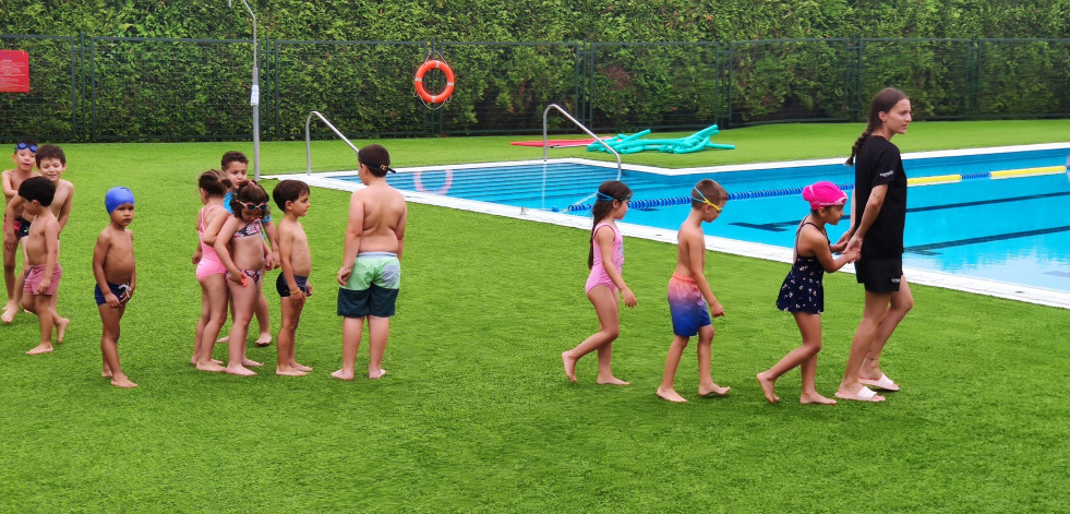 Más de medio centenar de niños darán sus primeras brazadas en los cursos de natación de Carral